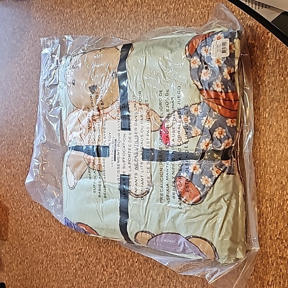 Vera Bradley Essential Throw Blanket Toasty Teddies Fleece 80" x 50" Bears NWT - Picture 2 of 3